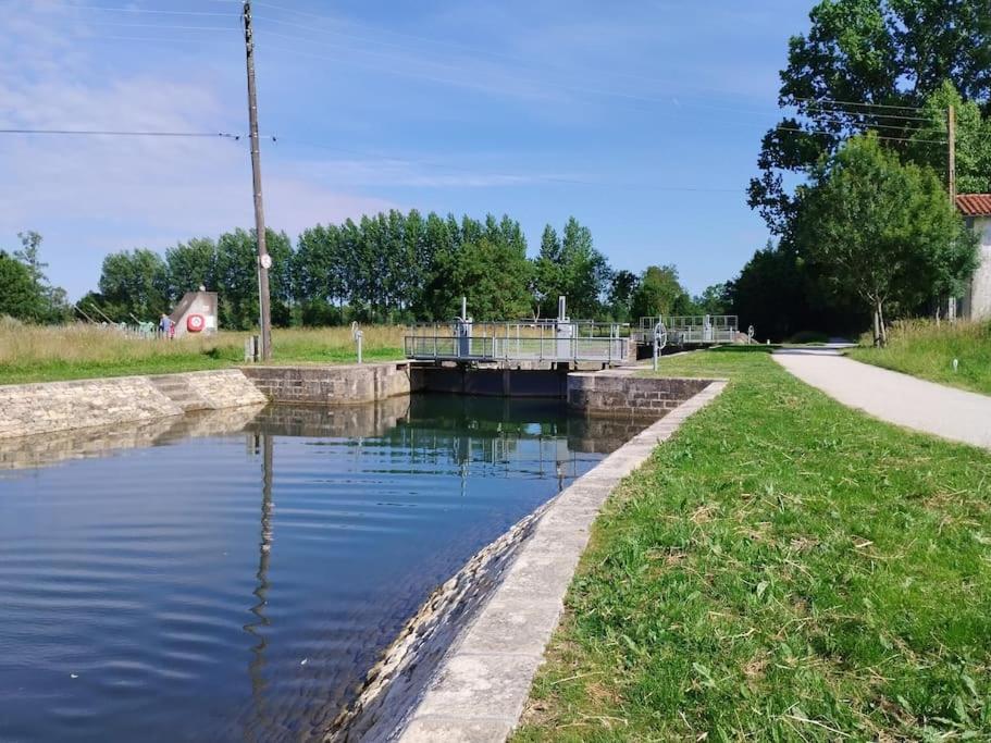 Gite Le Vieux Moulin Sansais Kültér fotó